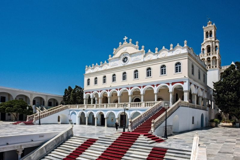 L’Église Panagia de Tinos, grande église blanche et tapis rouge