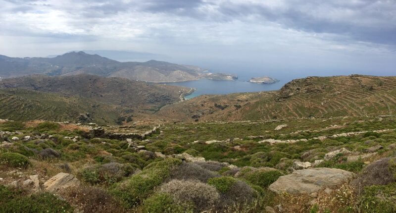 montagne à Tinos pour randonner et vue sur mer