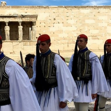 Les evzones - releve de la garde athenes - dimanche à athenes
