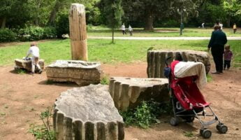 Promenade dans le jardin national Athènes avec des enfants
