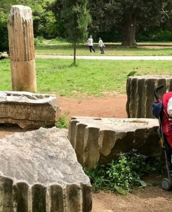 Promenade dans le jardin national Athènes avec des enfants