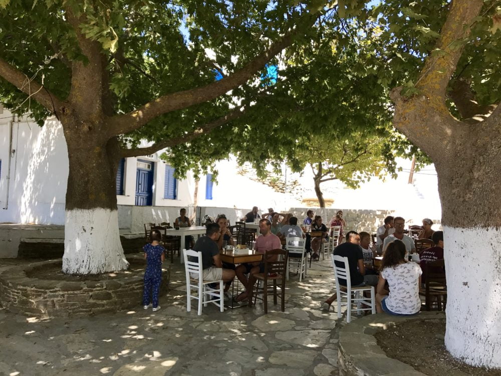La place du village Dio Chorio à Tinos et la terrasse de Sto Kapaki