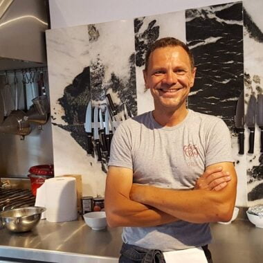 Fred Chesneau dans la cuisine de son restaurant à Paros, Stou Fred
