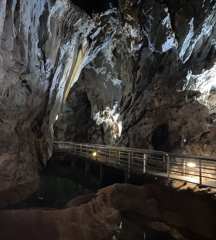 grotte à visiter aux environs du Mont Chelmos en Grèce