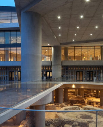 La galerie des pentes de l'acropole du musée de l'acropole à athènes