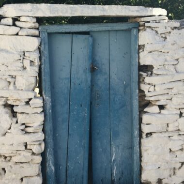 Porte dans le village de Dryopida, Kythnos