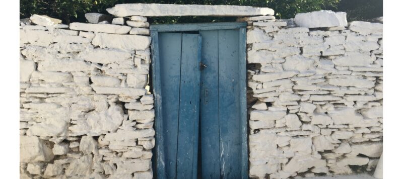 Porte dans le village de Dryopida, Kythnos