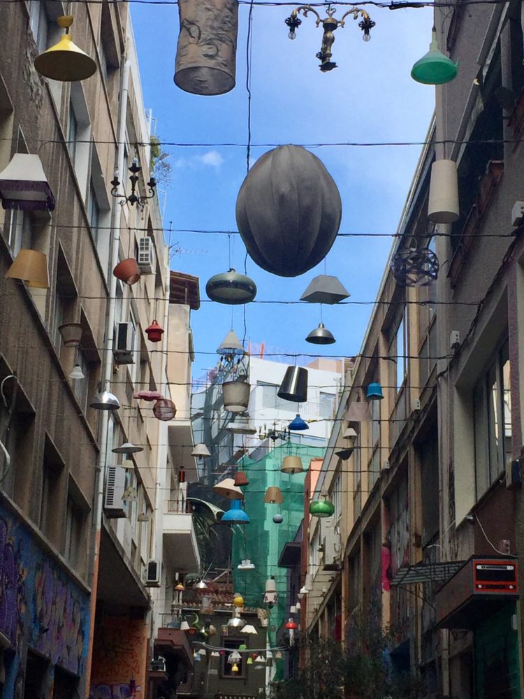 Insolite : la rue Pittaki à Athènes Psyri