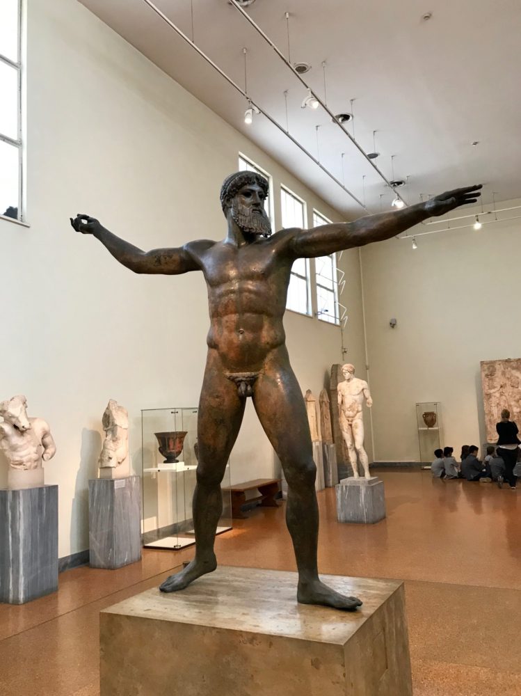 Le musée archeologique d'Athènes : statue de bronze poseidon.