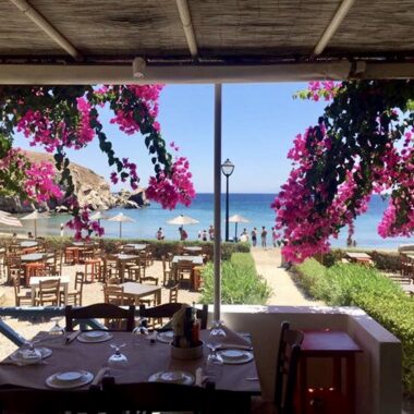 Une taverne en bord de mer sur l'île de Syros dans les Cyclades