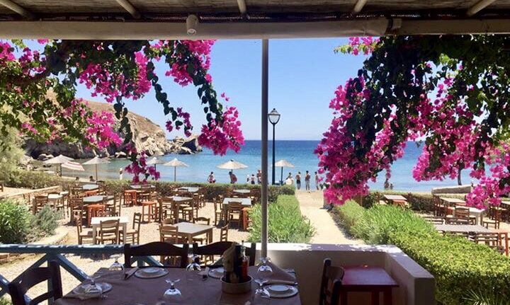 Une taverne en bord de mer sur l'île de Syros dans les Cyclades