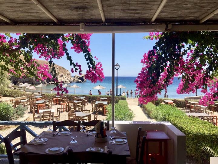 Une taverne en bord de mer sur l'île de Syros dans les Cyclades