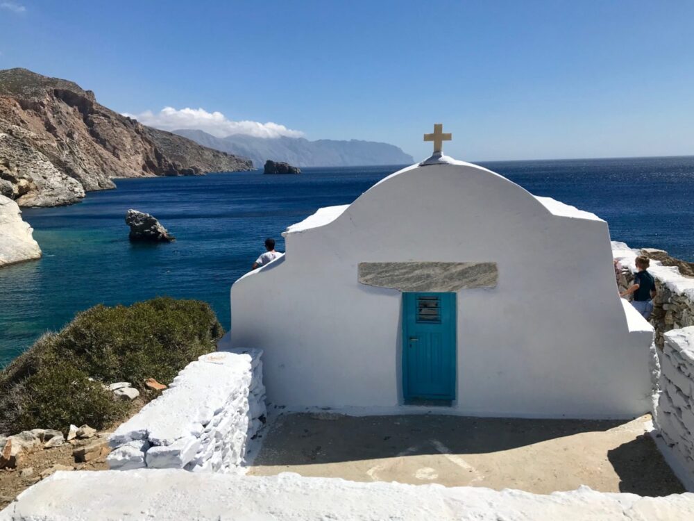 eglise blanche agia anna devant mer bleue à Amorgos dans les Cyclades en Grèce