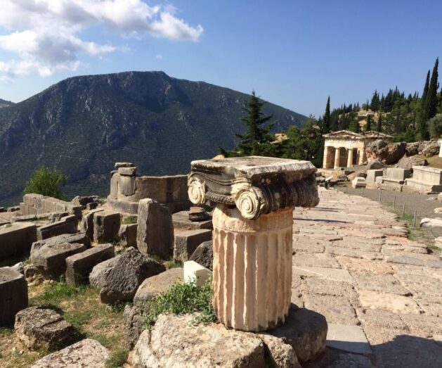 Delphes : site archéologique avec colonne ionique