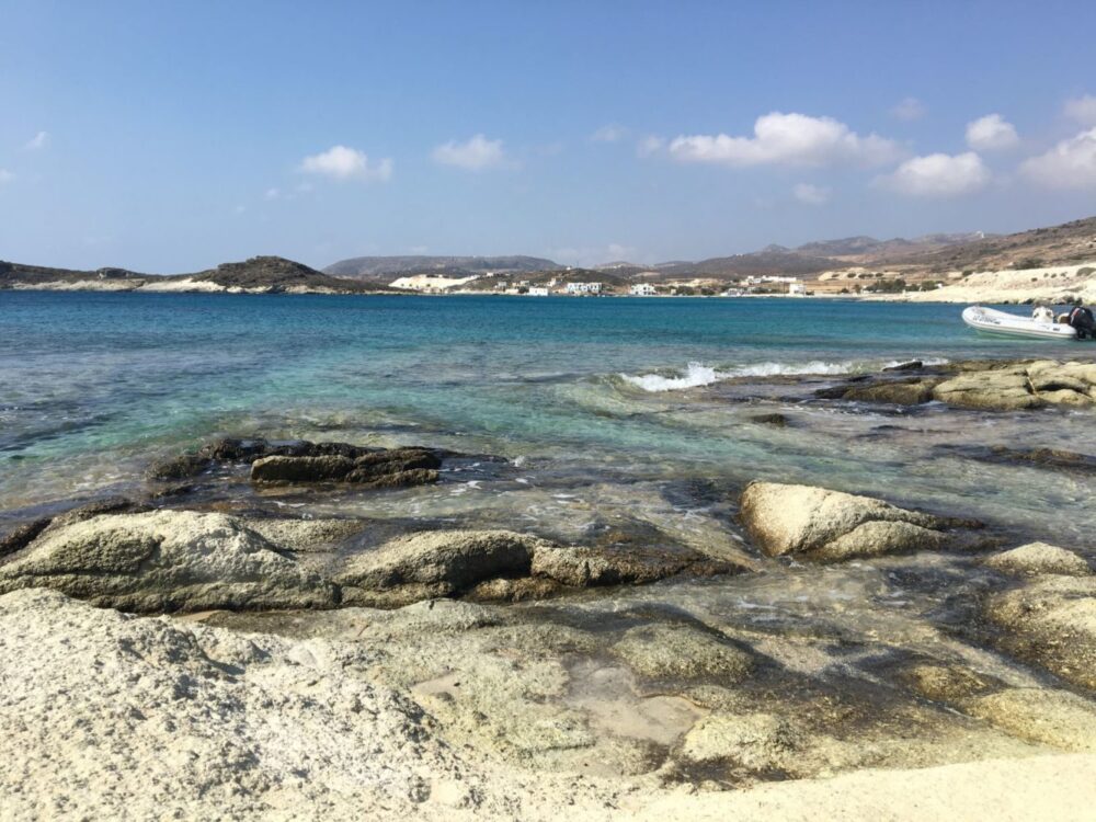 kimolos dans les Cyclades, mer et rochers