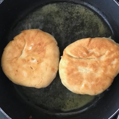 Le pain grec frit à la feta ou tiganospoma