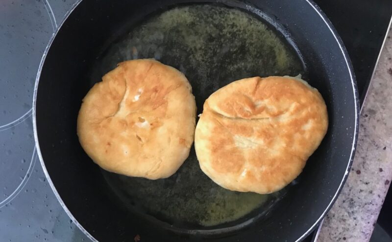 Le pain grec frit à la feta ou tiganospoma