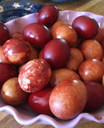 teindre les œufs de pâques en rouge teinture naturelle grece tsigourisma taper les œufs de pâques