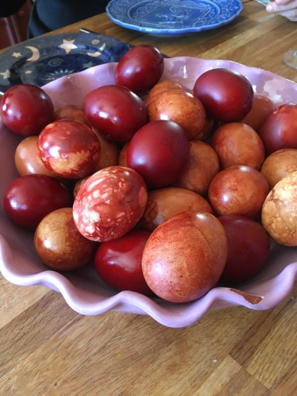 teindre les œufs de pâques en rouge teinture naturelle grece tsigourisma taper les œufs de pâques