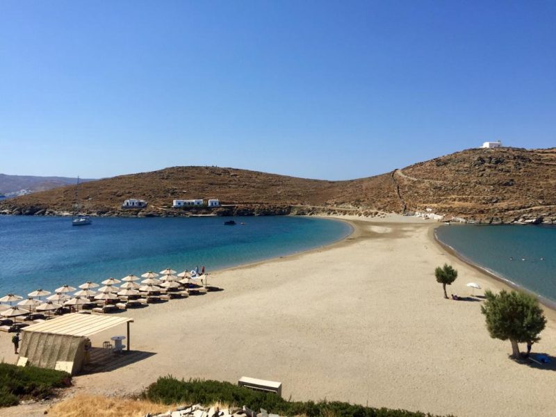 Plage de Kokona à Kythons dans les Cyclades. Langue de sable avec mer des 2 côtés