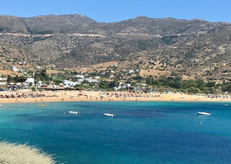 La plage Mylopotas à Ios