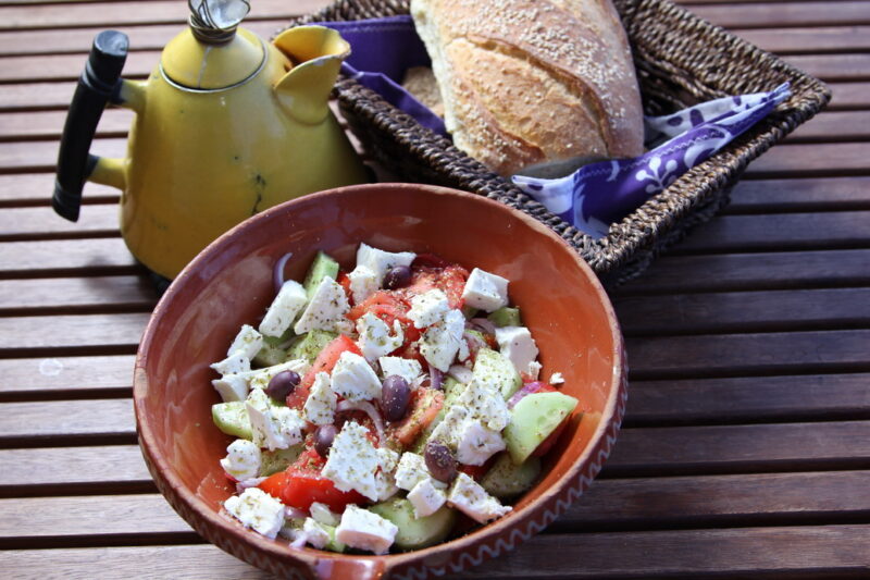 salade grecque : tomates, concombre, feta. Horiatiki ou Choriatiki