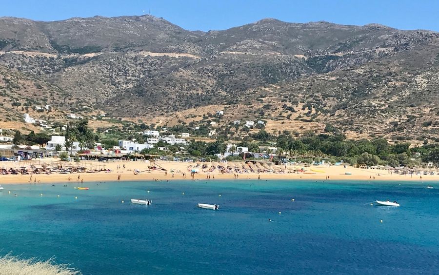 La plage de Mylopotas à Ios en Grèce