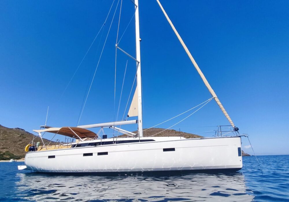 voilier Io Bavaria Cruiser 4- dans une baie en Grèce