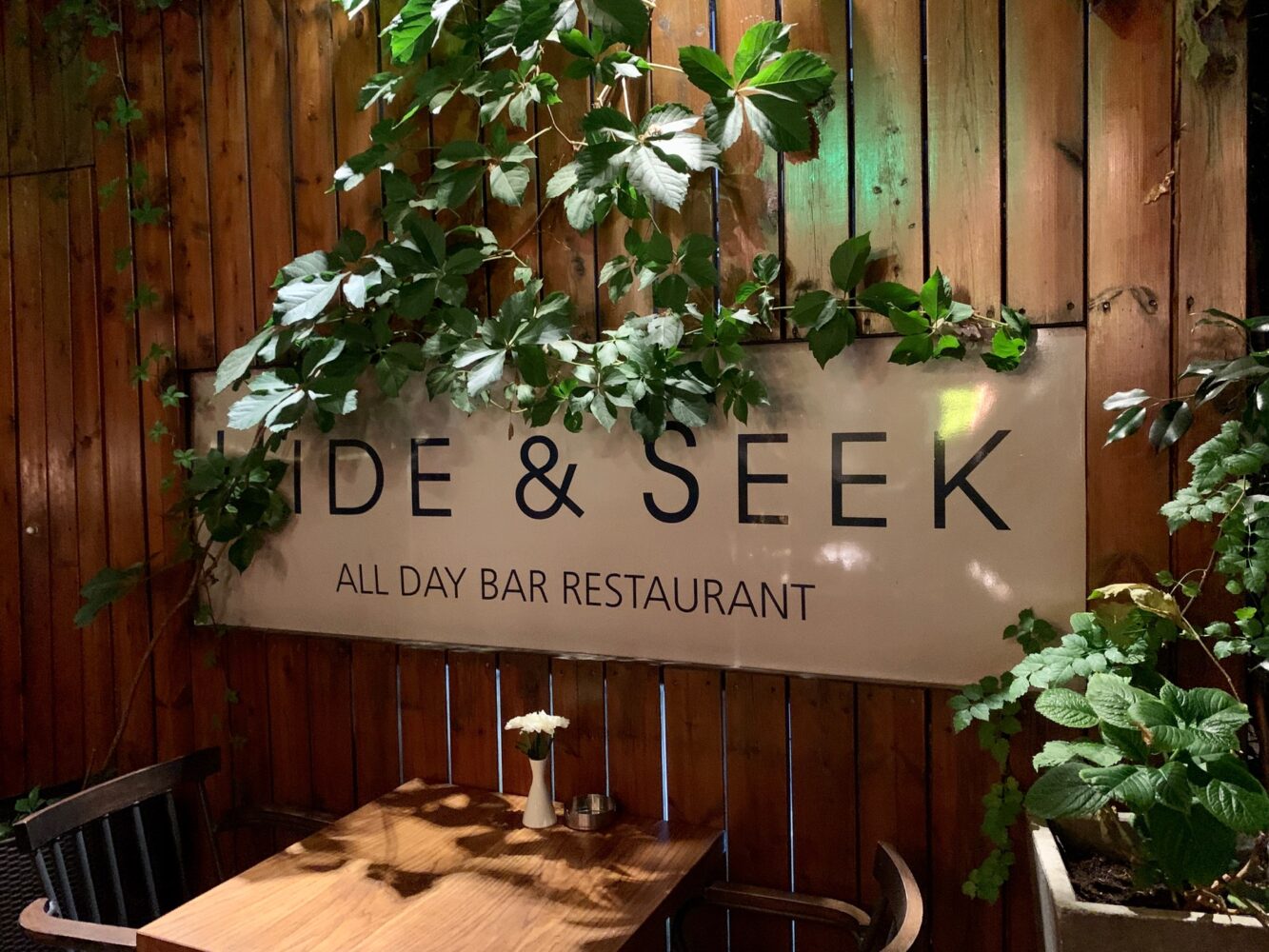 Hide & Seek : un restaurant avec terrasse et jardin à Athènes