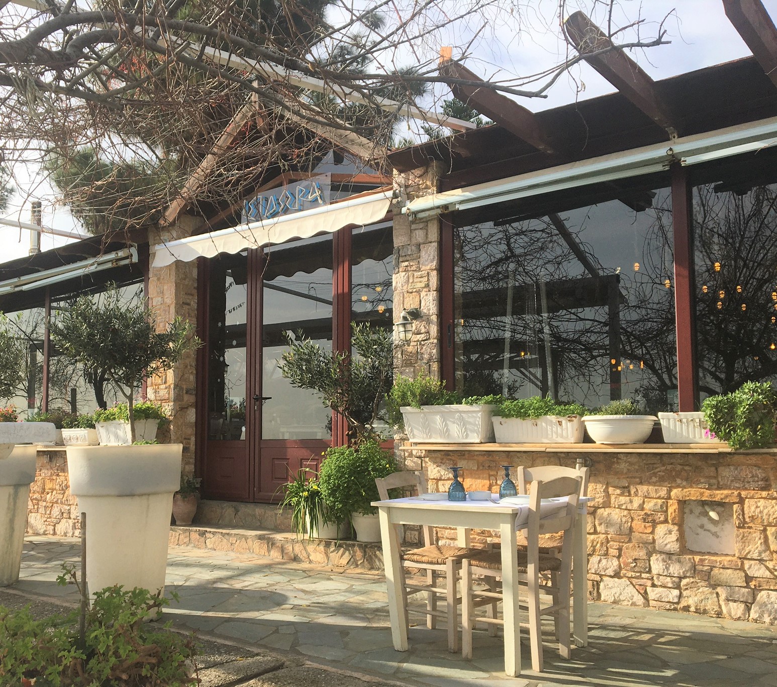 taverne grecque en bord de mer proche d'athènes marathon nea makri