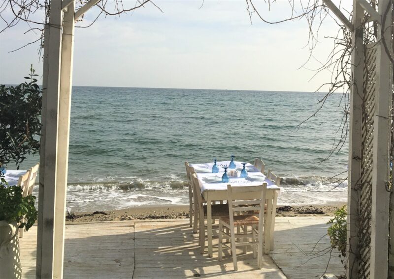 Isidora taverne grecque en bord de mer proche d'athènes marathon nea makri