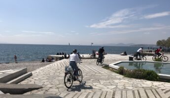 une balade à vélo électrique dans Athènes jusqu'à la mer - athenes en famille - véo athènes - visiter athenes autrement
