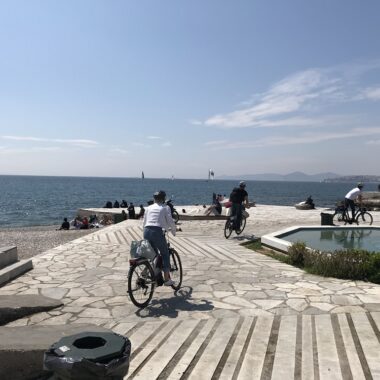 une balade à vélo électrique dans Athènes jusqu'à la mer - athenes en famille - véo athènes - visiter athenes autrement