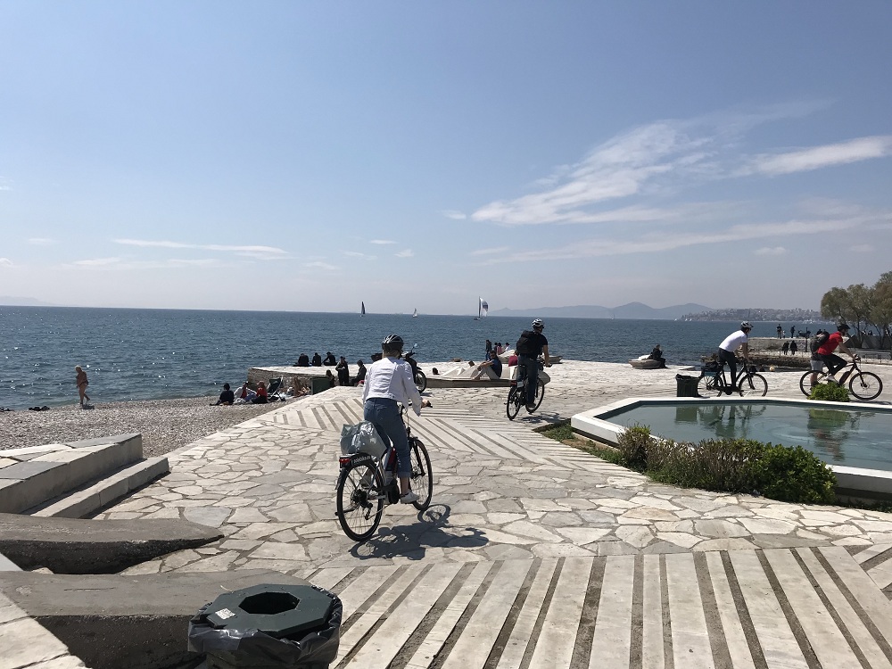 une balade à vélo électrique dans Athènes jusqu'à la mer - athenes en famille - vélo athènes - visiter athenes autrement