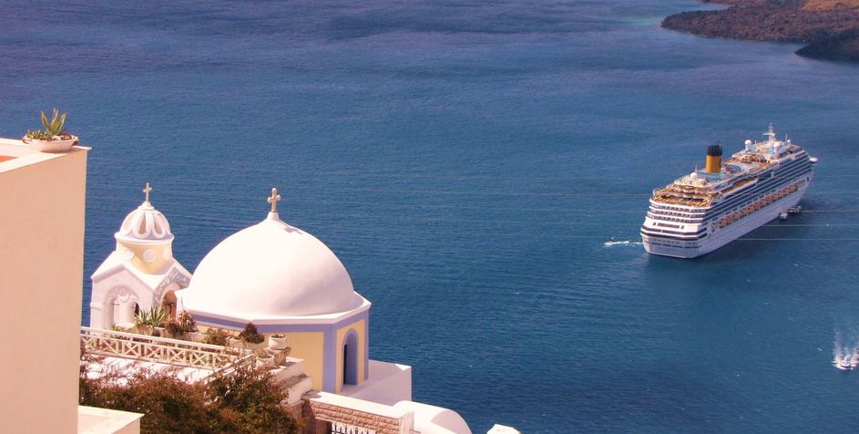 bateau de croisière arrivant sur une île en Grèce