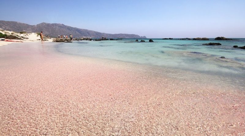 Plage Elafonissi en Crète, Grèce. Sable rose et mer bleue