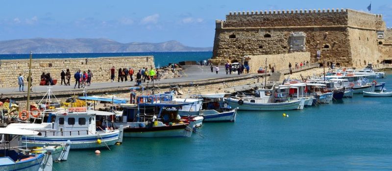 Port d'Héraklion en Crète, Forteresse et bateaux de pêcheurs, Grèce