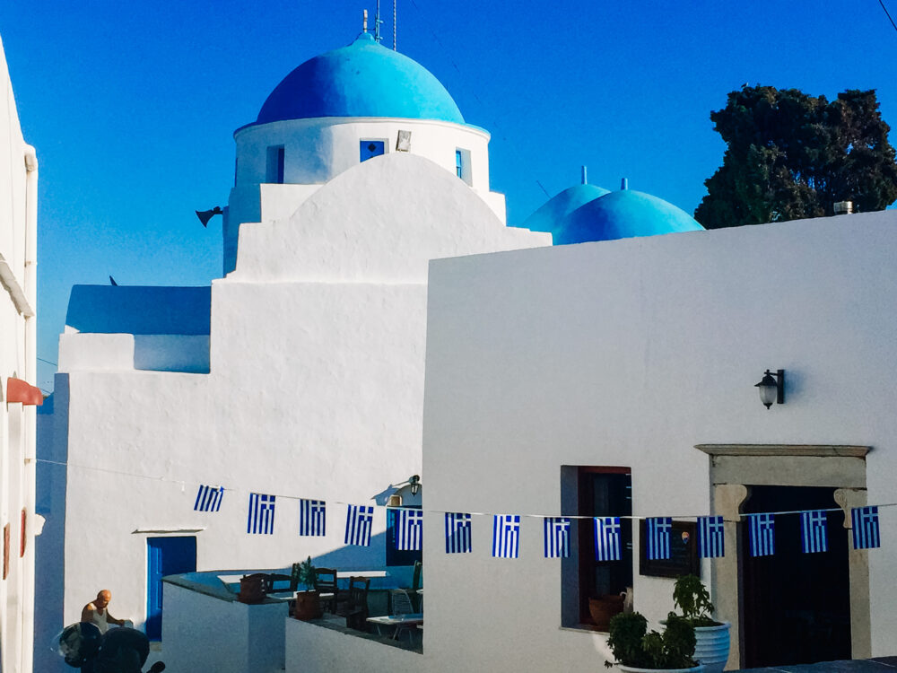 maisons et églises blanches et bleues dans les Cyclades en Grèce