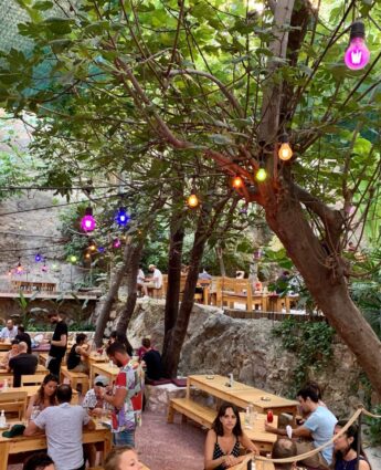 bar avec musique athenes : six dogs