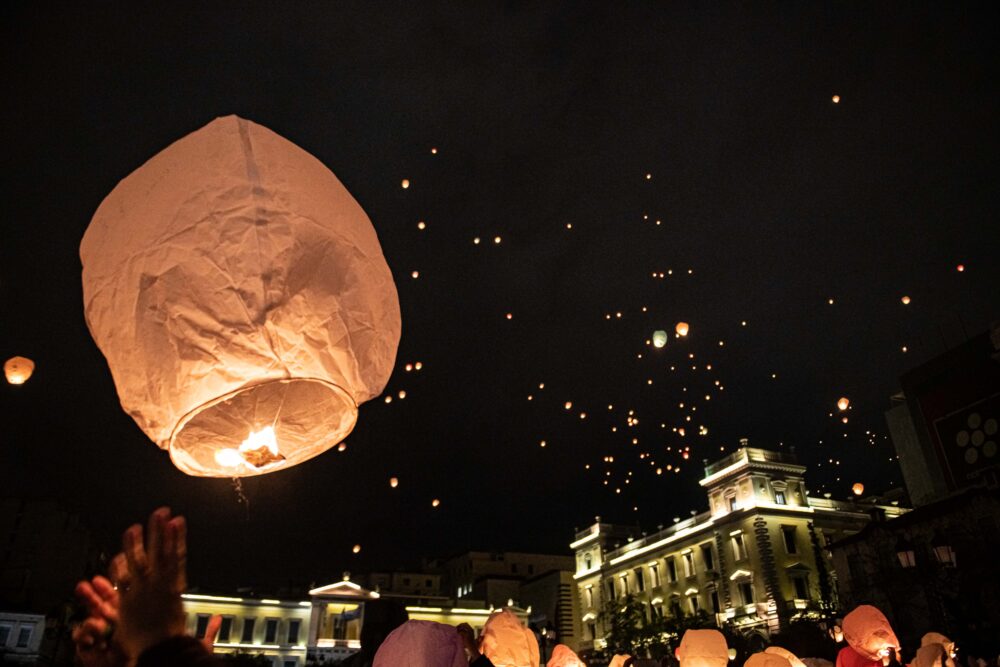 24 décembre à Athènes - lanternes la nuit des voeux