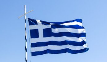 Le drapeau grec bleu et blanc qui flotte : Histoire récente de la Grèce