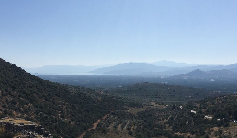 vue sur les oliviers et la mer depuis le site archéologique de Mycènes dans le Péloponnèse en Grèce