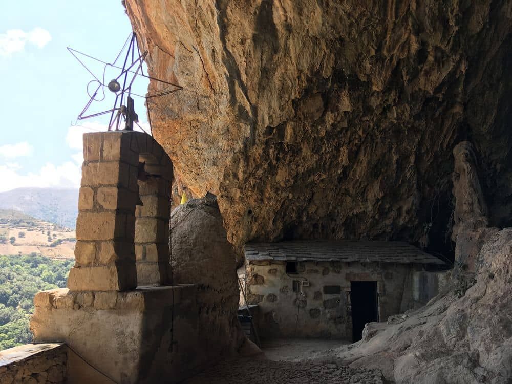 L'église Agia Sofia en Crète, encastrée dans une grotte