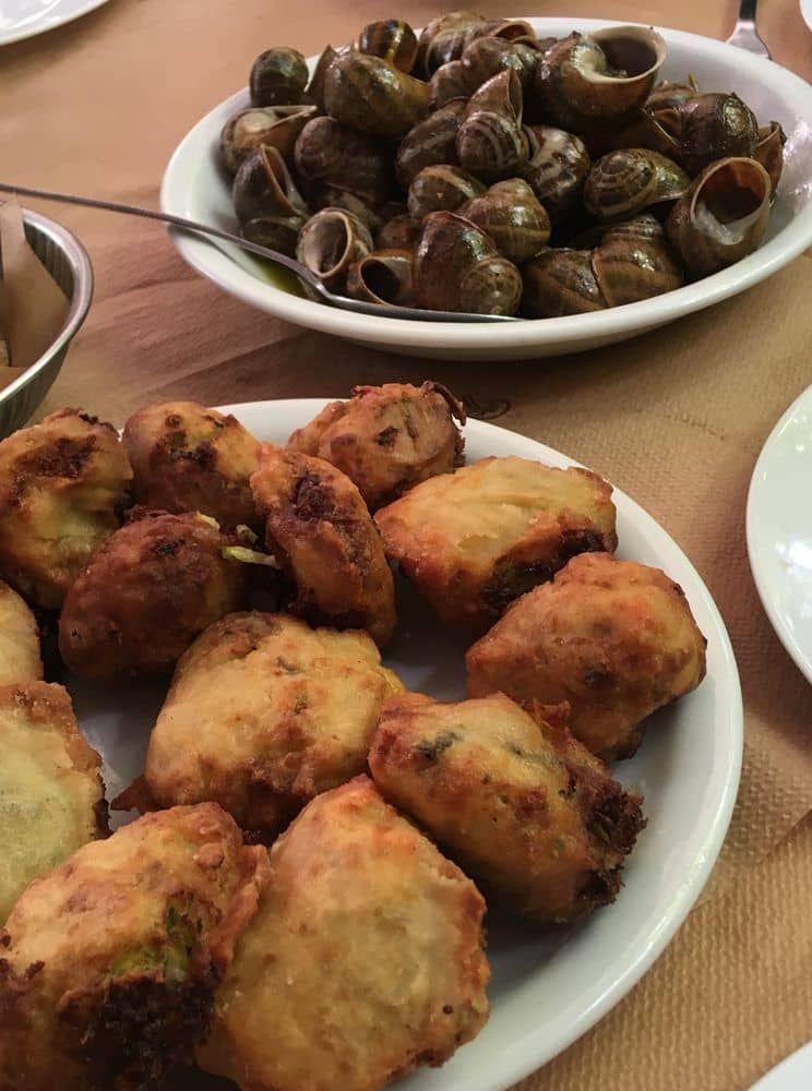 Kolokythokeftedes (beignets de courgettes) et escargots au romarin, spécialité de Crète