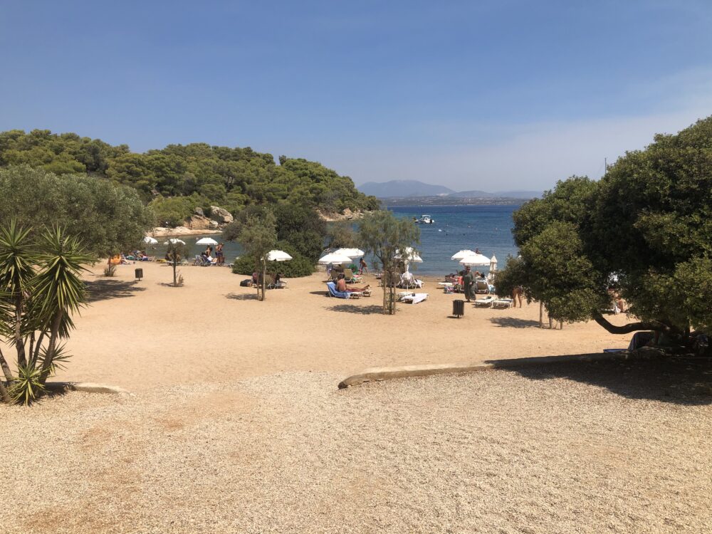 spetses plage zogheria netflix the lost daughter