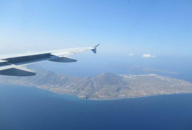 Iles grecques accessibles en avion : Avion survolant une île grecque