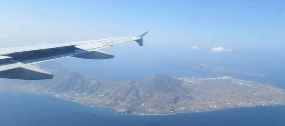 Iles grecques accessibles en avion : Avion survolant une île grecque