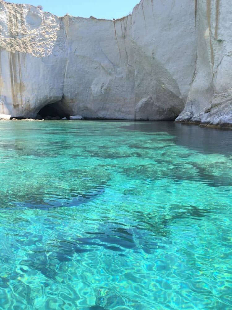 Milos, île grecque accessible en avion : Kfeftiko, falaise blanche et mer bleue