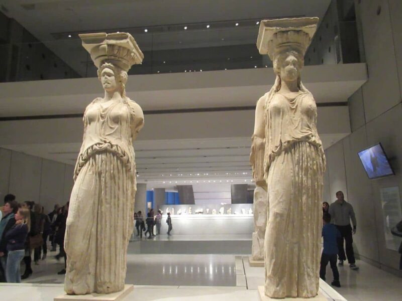 Les fameuses statues des cariatides au musée de l'Acropole