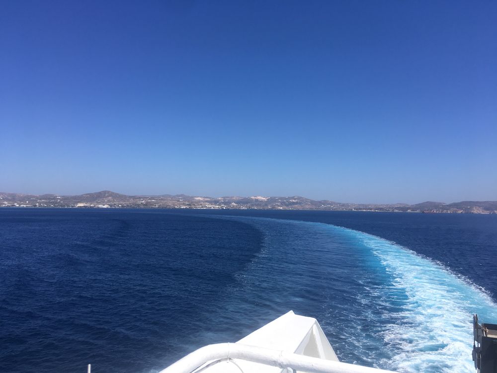 ferry qui quitte une île grecque